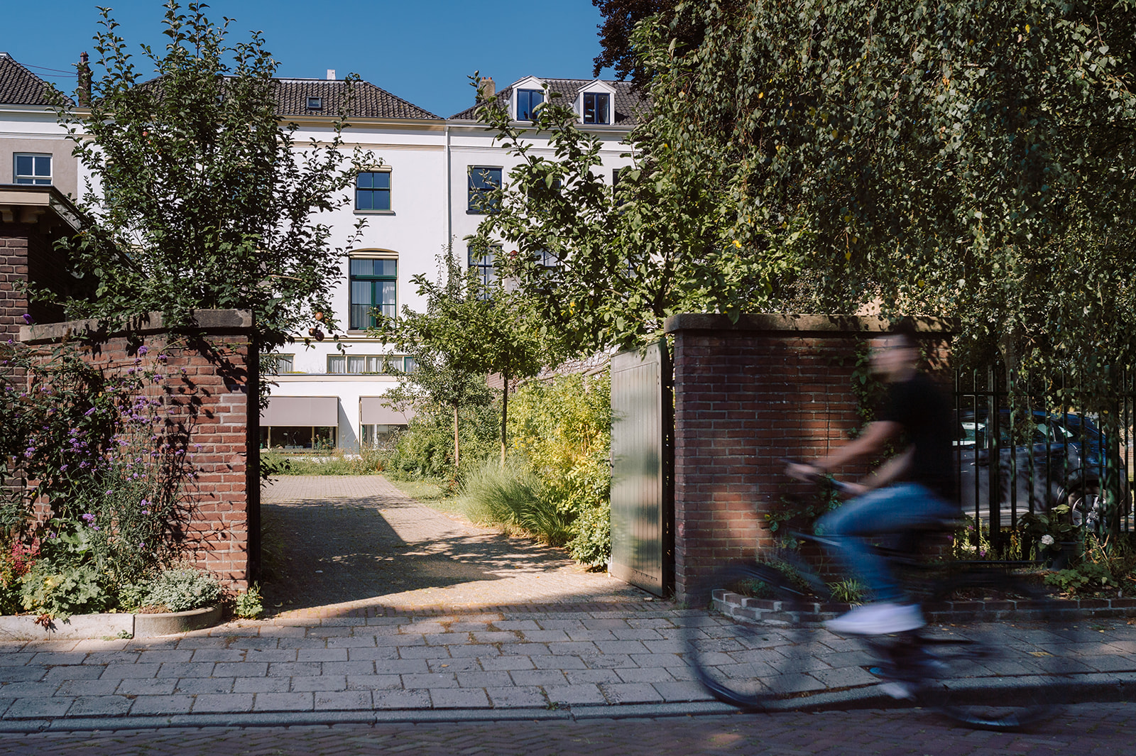 Achterkant van het Steets kantoor in Zutphen in de zomertijd