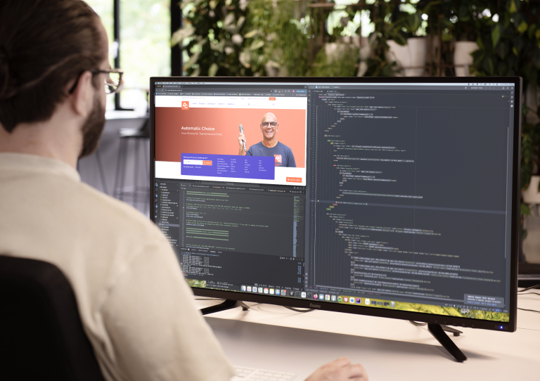 Development medewerker van Steets die aan website van Automatic Choice werkt